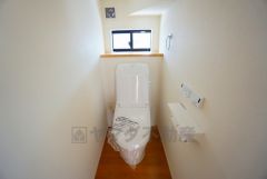 温水洗浄機付トイレです。節水機能もあるので、安心して使えますね。もちろん、1階2階の2ヶ所にトイレがあるので、忙しい朝にもゆとりができますね。