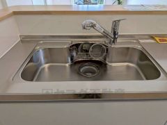 広々とした凸型シンクに洗剤ポケットを標準装備。大きなお鍋など洗いやすいです。洗剤や石鹸、スポンジもすっきりできる収納付き。