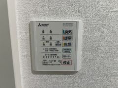 雨の日の洗濯も安心できる浴室暖房乾燥機付き浴室。リモコンで操作もボタン1つで簡単。 浴室暖房乾燥機には、暖房、乾燥、涼風、換気の4つの機能が付いています。タイマー付きです。
