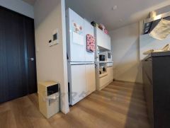 キッチン背面をフル活用。大容量カップボードで、調理道具もスッキリ収まる生活。パントリーいらずの収納力。