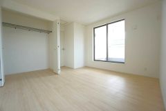 寛ぎの時間を紡ぎだす主寝室は、大型ベッドを置いても余裕の広さを確保しています。大きな窓からは快適な光が差し込みます＾＾