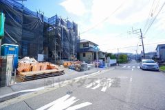 前面道路は西側約7.7ｍ。幅広く車の離合もスムーズです＾＾
