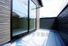 同仕様写真。南向きで陽当たりの良いバルコニー。