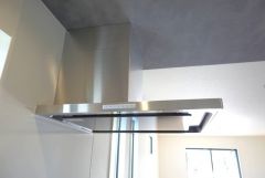 レンジフード。 調理により発生する油煙や臭いを吸い込み、屋外へ排気してくれます。