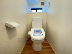 温水洗浄機付トイレです。節水機能もあるので、安心して使えますね。もちろん、1階2階の2ヶ所にトイレがあるので、忙しい朝にもゆとりができますね。