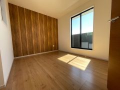 主寝室としてお使いいただけそうなこちらのお部屋は、日当たりが良く、爽やかな風を感じて起きる朝は、快適生活の始まりに。