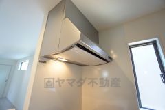コンロ上には換気扇完備＾＾すぐ横に小窓が設けられているので、換気扇と合わせてWで換気できます＾＾