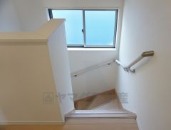 同仕様写真。ご年配の方でも安心できる、手すり付き階段です＾＾段差も低めで設定されてますので安全性にも優れてますね＾＾