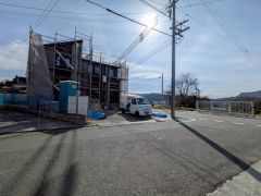 前面道路は、公道北側約6.37ｍ。幅広いため車の離合や駐車がスムーズです＾＾ 角地で陽当り・風通し良好です＾＾