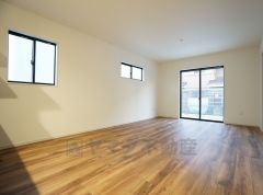 同仕様写真。大きな窓のあるリビングは、陽光あふれる明るい空間です。居心地良く、ご家族皆がゆったり寛げる憩いの空間となりそうです。