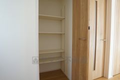 同仕様写真。人も物も集まるリビングに収納スペースを確保しました。掃除道具や家族みんなで使うものを収納するのに便利ですよ＾＾