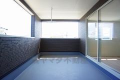 幅広のインナーバルコニーは洗濯物を守りやすく、眩しすぎる日差しも和らげます。 テーブルとイスを置いてカフェタイムや日光浴、星を眺めたりも良いですね^^