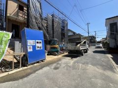 前面道路含む現地外観写真。 大型車両の通行も少ないので静かで快適な生活を送れます＾＾ 閑静な住宅街で新生活を＾＾