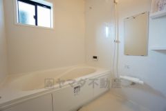 1日の疲れを癒すくつろぎのバスルーム。足を伸ばしてもゆったりと入れるサイズです。お子様と一緒にお風呂に入っても狭くないですね^^