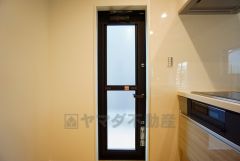 生ごみの仮置きに重宝する勝手口付きのキッチン＾＾　生ごみの臭いに悩まされることがなくなりますね。