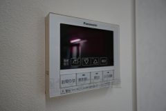 給湯器リモコンはキッチン横からボタンひとつで操作が楽々。通話ボタン付きでお子様とも会話ができて安心です。