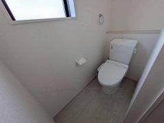 温水洗浄機付トイレです。節水機能もあるので、安心して使えますね。もちろん、1階2階の2ヶ所にトイレがあるので、忙しい朝にもゆとりができますね。