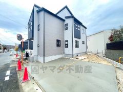 駐車スペースはゆとりある2台分を確保。マイカー用に、お客さま用に、余裕を持ってご利用いただけます。