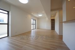 大きな窓のあるリビングは、陽光あふれる明るい空間です。居心地良く、ご家族皆がゆったり寛げる憩いの空間となりそうです。