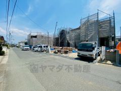 前面道路東側4ｍ、北側6.27ｍ。 北側は車の離合もスムーズにできます＾＾ 一戸建ての多いエリア。落ち着いた雰囲気で快適な生活を送れます。