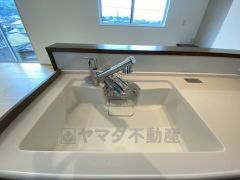 広々とした凸型シンクに洗剤ポケットを標準装備。大きなお鍋など洗いやすいです。洗剤や石鹸、スポンジもすっきりできる収納付き。