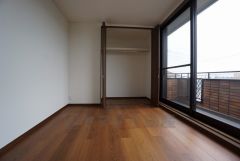 木目調のシンプルデザインで落ち着きと安らぎの空間に仕上げています。各部屋に収納が完備されているので、お荷物が多くなっても安心の設計です。