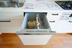 家事の時間が短縮できる食器洗浄乾燥機付。後片付けもラクラクです。 食器を洗う手間が減るので家族とのコミュニケーションの時間や自分の時間が増えますね。