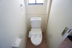 温水洗浄機付トイレです。節水機能もあるので、安心して使えますね。もちろん、1階2階の2ヶ所にトイレがあるので、忙しい朝にもゆとりができますね。