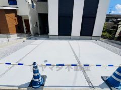 カースペースは停めやすい並列駐車3台付き。