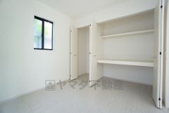 木目調のシンプルデザインで落ち着きと安らぎの空間に仕上げています。各部屋に収納が完備されているので、お荷物が多くなっても安心の設計です。