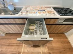 家事の時間が短縮できる食器洗浄乾燥機付。後片付けもラクラクです。 食器を洗う手間が減るので家族とのコミュニケーションの時間や自分の時間が増えますね。