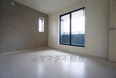 2面採光を確保した明るい室内は、風通しも良く、大変居心地の良い空間となっております。爽やかな風を感じて起きる朝は、快適生活の始まりに。