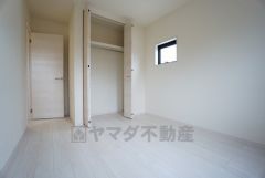全居室にはたっぷり収納できる大型クローゼットを設置しています。窓には断熱性・保温性にすぐれ、省エネ効果のあるペアガラスを採用。冬には結露を防止します＾＾