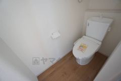 温水洗浄機付トイレです。節水機能もあるので、安心して使えますね。節水・静音設計でエネルギーを効率よく使用し省エネ。汚れをガードする構造でサッと一拭き、お手入れが簡単。