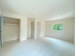 住む人のこだわりを活かす洋室＾＾日当たりがよく、寝室としての利用もおすすめ。広めのクローゼットもあり荷物もすっきり片付けれ、ゆとりのある暮らしが出来ます＾＾