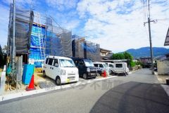 前面道路は交通量が少なく小さなお子様がいるご家庭も安心です＾＾ カースペースは停めやすい並列駐車3台付き。