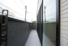 お洗濯物を干すスペースとしても十分な広さがあります。  お天気の良い日はお洗濯物がよく乾きそうな日当たり良好のバルコニー^^