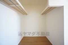 ハンガーパイプ付で散らかりがちな洋服類もきれいに整理できます。使用頻度が少ないものは枕棚の上に、足元には3段ボックスを置いて、フル活用できるクローゼットです＾＾