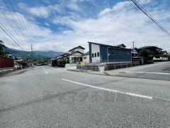 前面道路は約12ｍと広く駐車や離合もスムーズにできます＾＾ カースペースは停めやすい並列駐車3台付きです＾＾