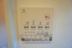 浴室暖房乾燥機には、暖房、乾燥、涼風、換気の4つの機能が付いています。タイマー付きです。