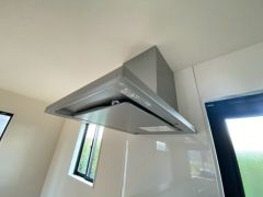 調理により発生する油煙や臭いを吸い込み、屋外へ排気してくれます。