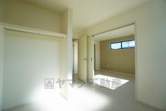 明るい洋室です。ナチュラル色のフローリングで開放的な優しい雰囲気になっています＾＾ベッドや机、ＴＶを置いてもゆとりのある広さです。