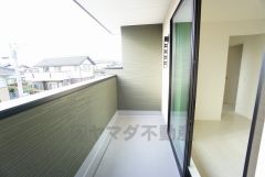 お洗濯物を干すスペースとしても十分な広さがあります。  お天気の良い日はお洗濯物がよく乾きそうな日当たり良好のバルコニーです＾＾