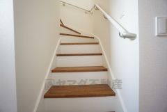 小さなお子様やご高齢の方でも安心できる、手すり付き階段。段差も低めで設定されており、安全性にも優れています。