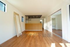 家族が集まる開放的なリビング。約17帖の大空間で毎日のお食事が楽しみです＾＾思い思いの時間を過ごしたり、家族みんなで食事をしたり、素敵な団らんの場になりますね。