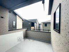 南側に面したバルコニーは日当たり良好です。お洗濯物も気持ちよく干せそうです。