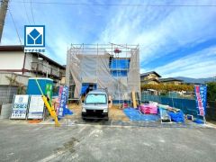 須恵ICまで車で約8分（2.3ｋｍ）。遠出のお出かけや通勤に便利。コンビニ・スーパーまで徒歩13分圏内＾＾