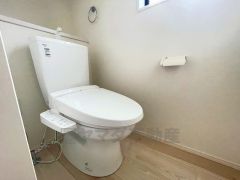 温水洗浄機付トイレです。節水機能もあるので、安心して使えますね。もちろん、1階2階の2ヶ所にトイレがあるので、忙しい朝にもゆとりができますね。