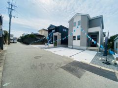 前面道路は約5ｍ、間口も十分にあり駐車がスムーズにできます＾＾ カースペースは停めやすい並列駐車2台付き。