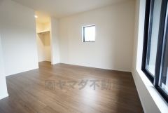 住む人のこだわりを活かす洋室＾＾日当たりがよく、寝室としての利用もおすすめ。広めのクローゼットもあり荷物もすっきり片付けれ、ゆとりのある暮らしが出来ます＾＾